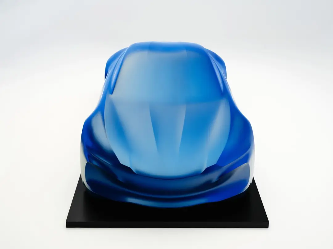 مجسمه آبی رنگ با طراحی الهام‌گرفته از خودروی آلپین (Alpine) A110 برقی