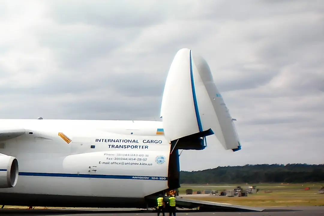 هواپیمای بزرگ حمل بار آنتونوف (Antonov) با دم آبی و سفید در باند فرودگاه