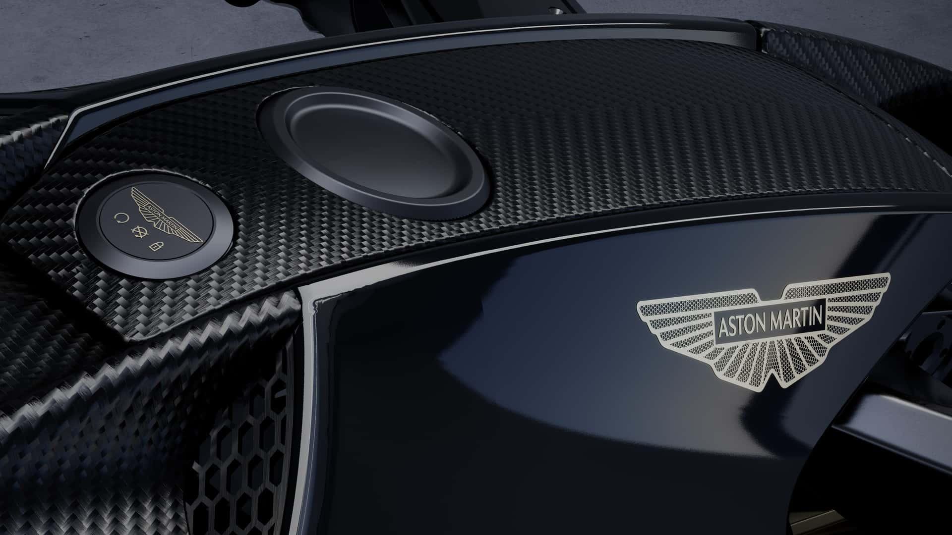 باک فیبر کربن موتورسیکلت آستون مارتین (Aston Martin) با لوگوی برند