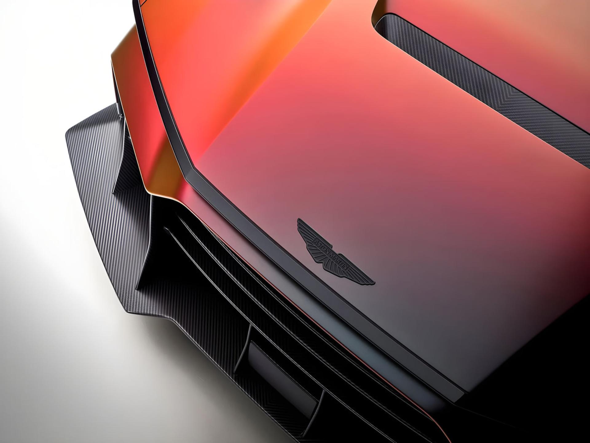 جزئیات بدنه و لوگوی بالدار خودروی استون مارتین (Aston Martin)