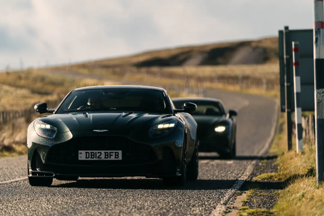خودروی استون مارتین DB12 S (Aston Martin DB12 S) در حال حرکت در جاده