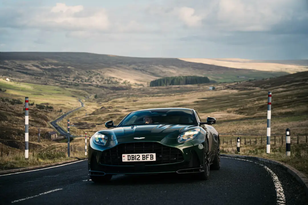 خودروی استون مارتین (Aston Martin) DB12 S سبز رنگ در جاده کوهستانی