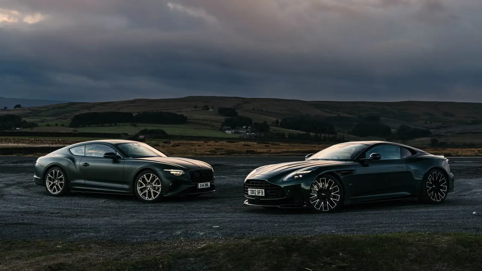 آستون مارتین DB12 S (Aston Martin DB12 S) و بنتلی Continental GT S (Bentley Continental GT S) در فضای باز