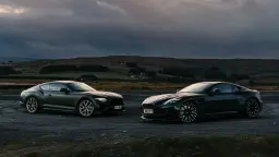 آستون مارتین DB12 S (Aston Martin DB12 S) و بنتلی Continental GT S (Bentley Continental GT S) در فضای باز