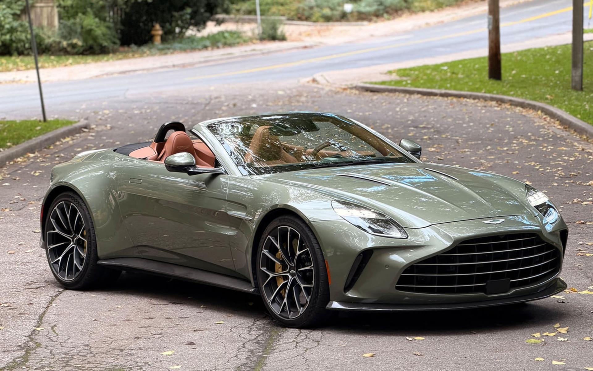 خودرو اسپرت استون مارتین (Aston Martin) DBS Volante سبز رنگ در جاده