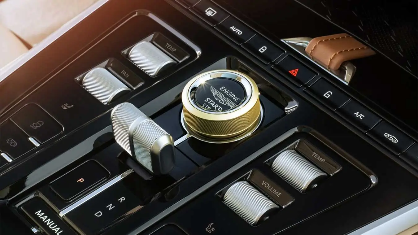 پنل کنترل و دکمه‌های استارت موتور (Engine Start) در خودروی آستون‌مارتین (Aston Martin) DBX GT
