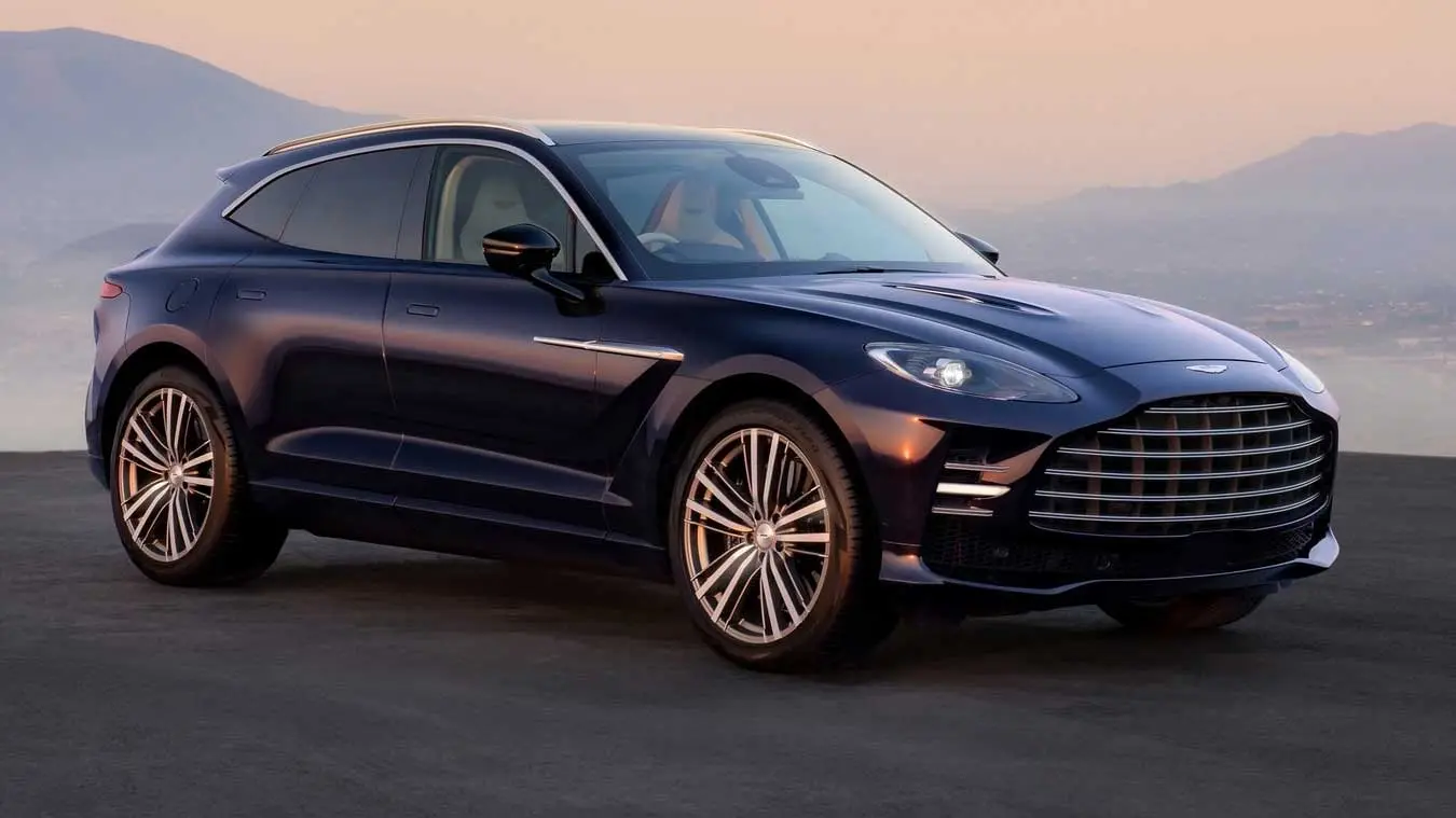 خودرو آستون‌مارتین (Aston Martin) DBX GT با رنگ آبی تیره در فضای باز