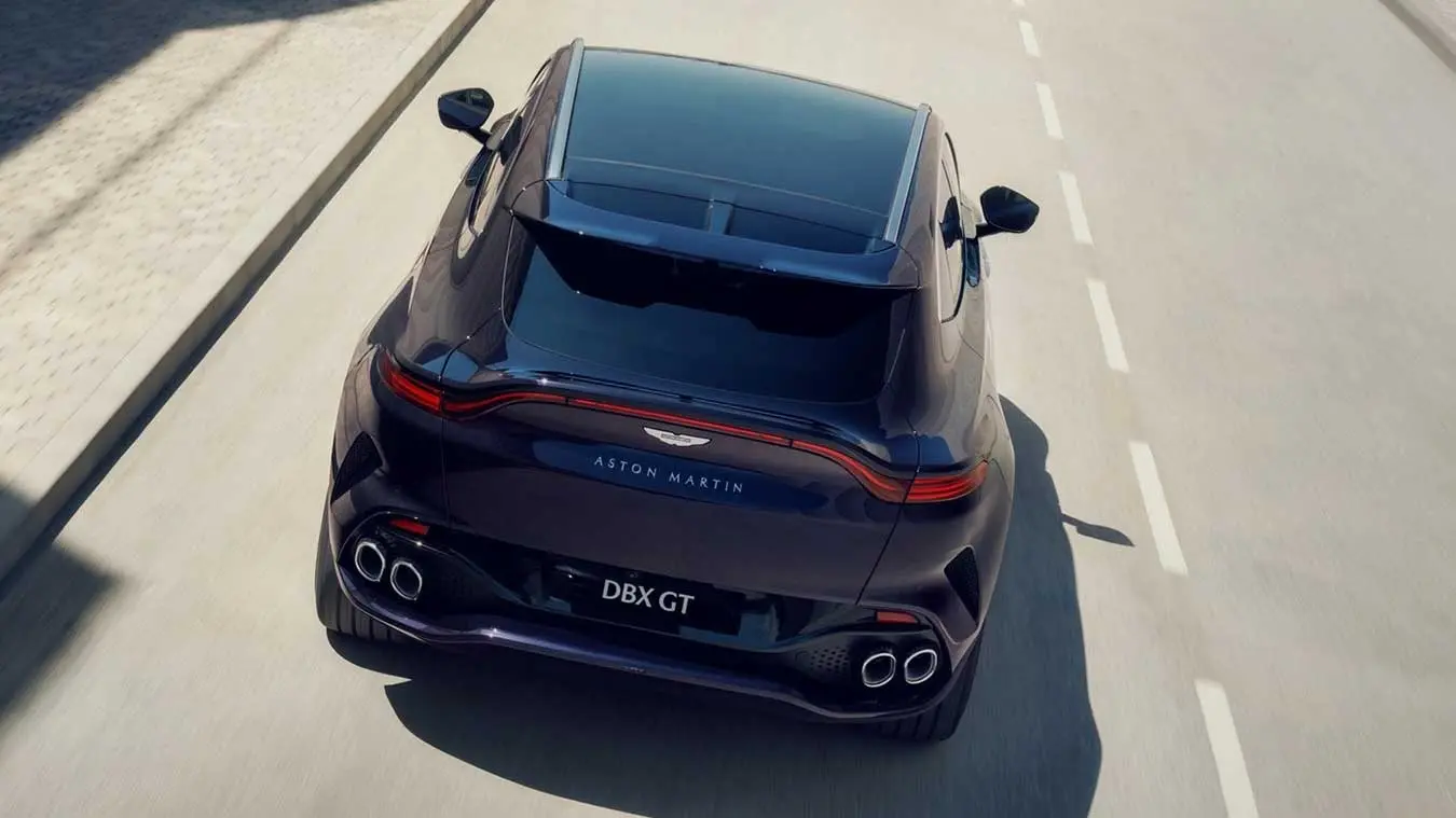 خودرو آستون مارتین (Aston Martin) DBX GT در حال حرکت در جاده
