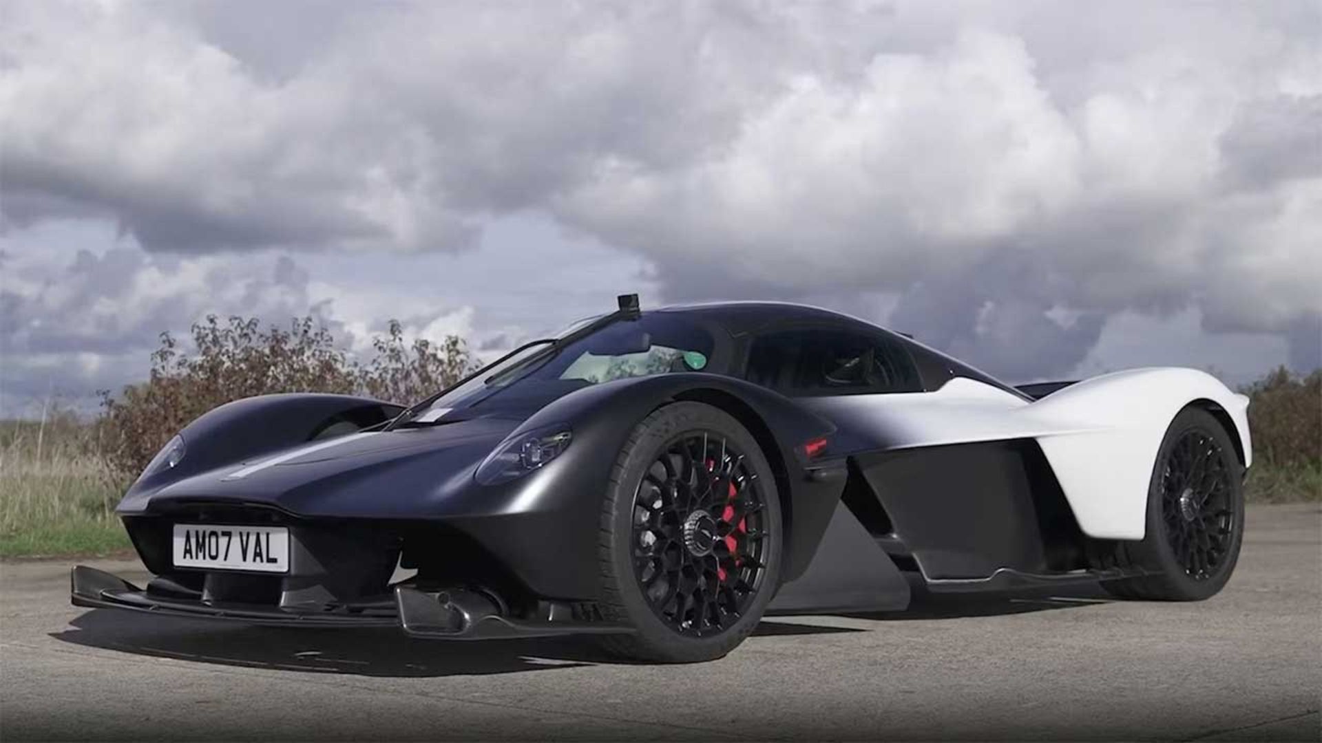 آستون‌مارتین‌ والکری