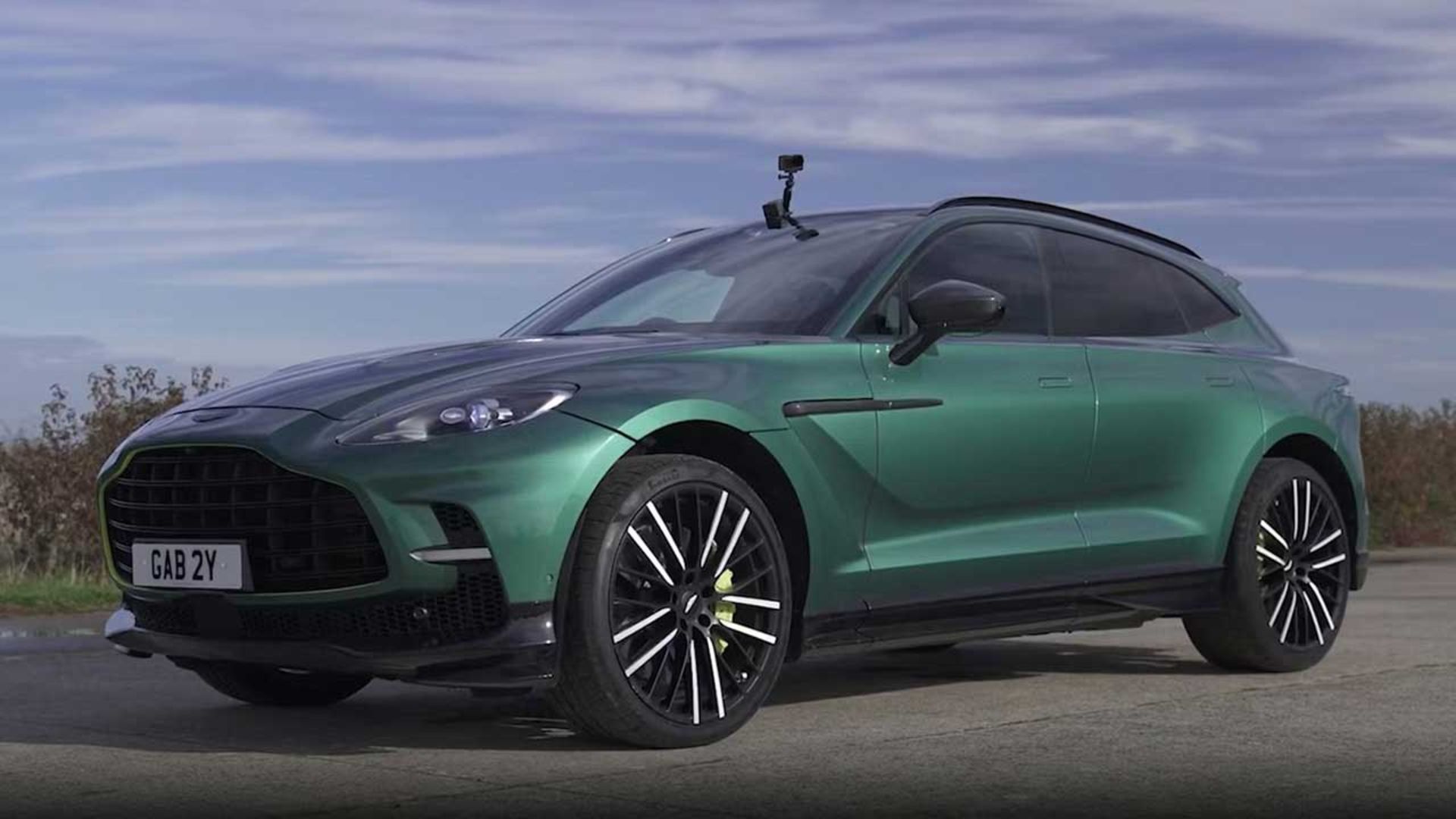 آستون‌مارتین‌ DBX