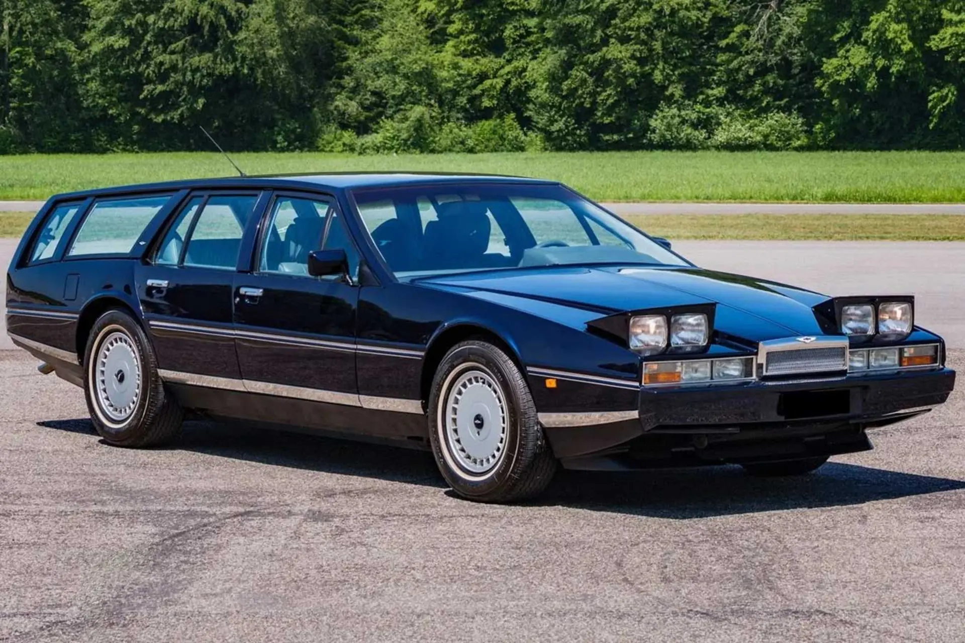 خودروی کلاسیک آستون‌مارتین لاگوندا (Aston Martin Lagonda) شوتینگ بریک با رنگ مشکی