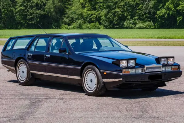 خودروی کلاسیک آستون‌مارتین لاگوندا (Aston Martin Lagonda) شوتینگ بریک با رنگ مشکی