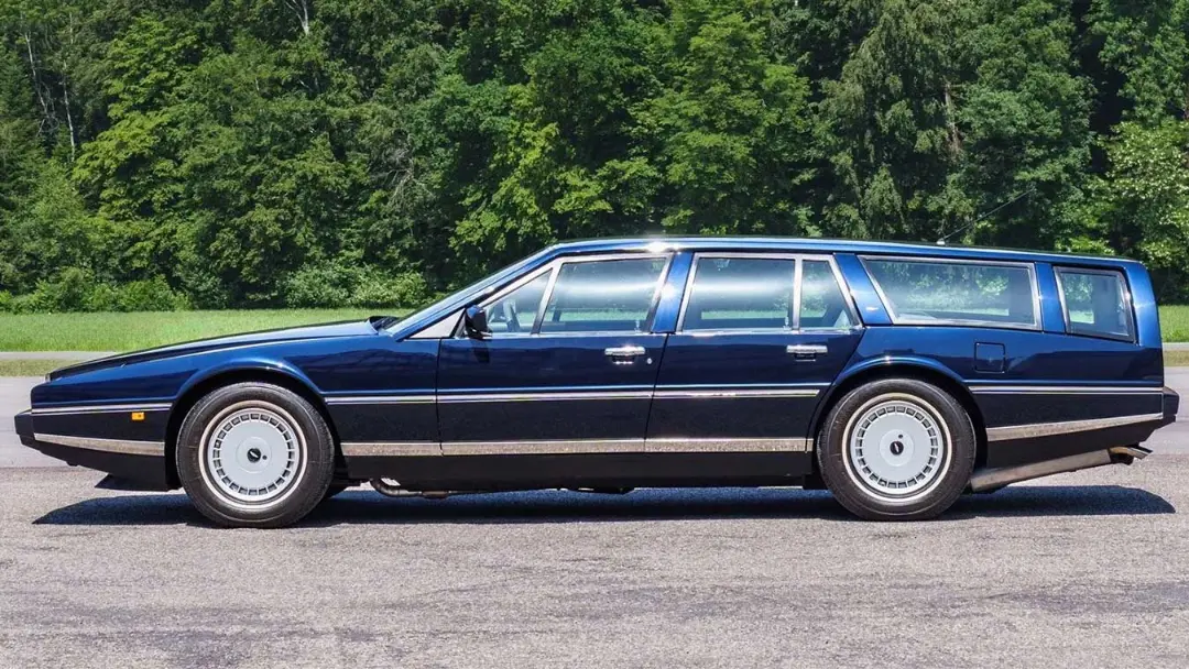 خودروی آستون مارتین لاگوندا (Aston Martin Lagonda) شوتینگ بریک با بدنه آبی تیره