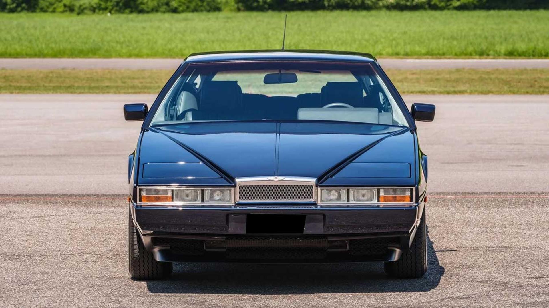 خودروی کلاسیک آستون مارتین لاگوندا (Aston Martin Lagonda) با بدنه آبی تیره در فضای باز
