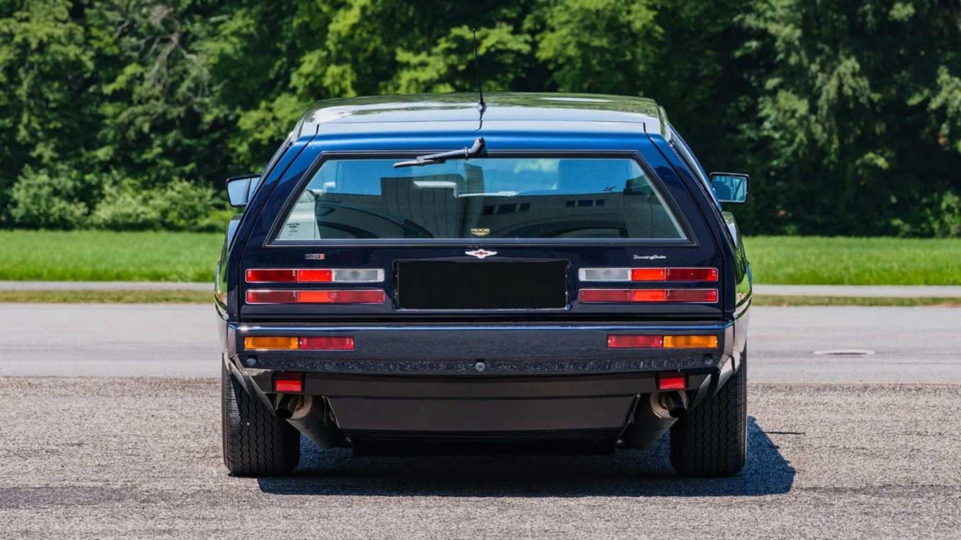 نمای عقب خودروی لوکس آستون مارتین لاگوندا (Aston Martin Lagonda) با رنگ آبی تیره