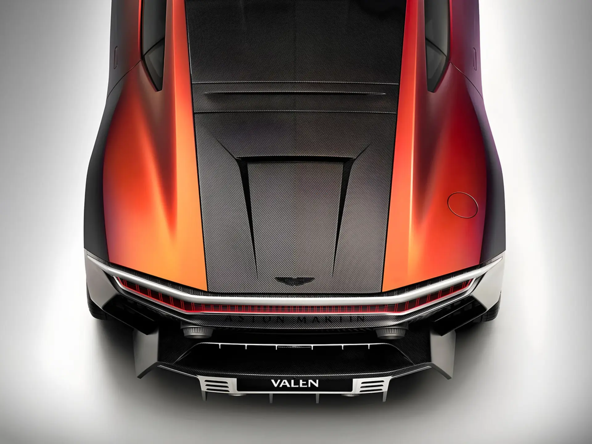 نمای از بالا از بخش عقب خودرو استون مارتین (Aston Martin) ولن با بدنه قرمز و کربن