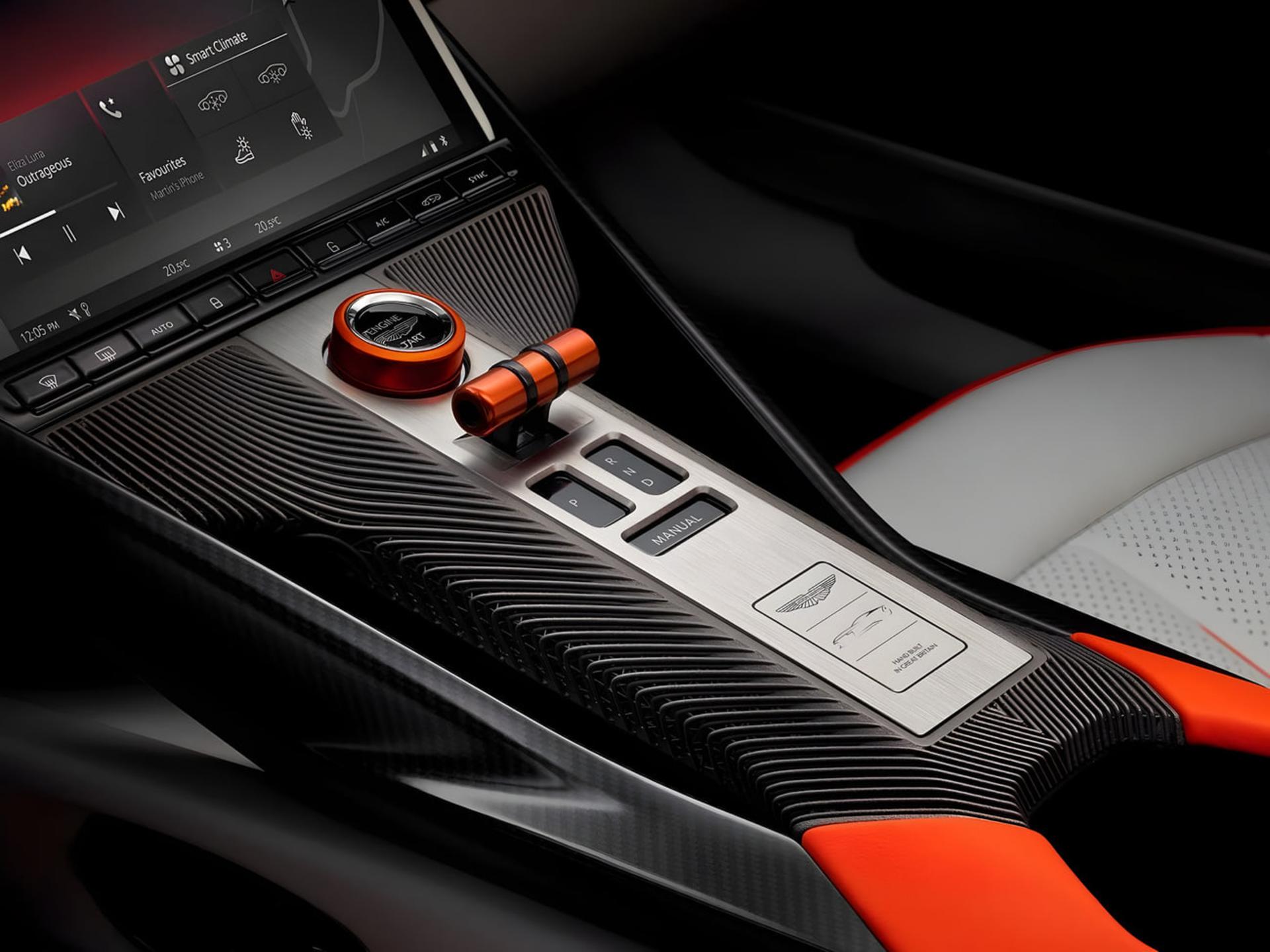 کنسول میانی و دکمه استارت خودرو استون مارتین (Aston Martin) با پوشش کربن
