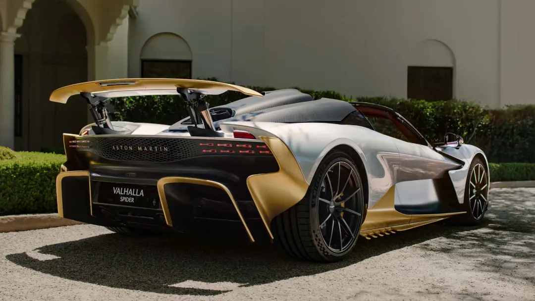 خودروی آستون‌مارتین والهالا اسپایدر (Aston Martin Valhalla Spider) با رنگ طلایی و نقره‌ای