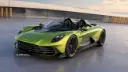 خودرو استون مارتین والهالا اسپایدر (Aston Martin Valhalla Spyder) با رنگ سبز متالیک در فضای باز