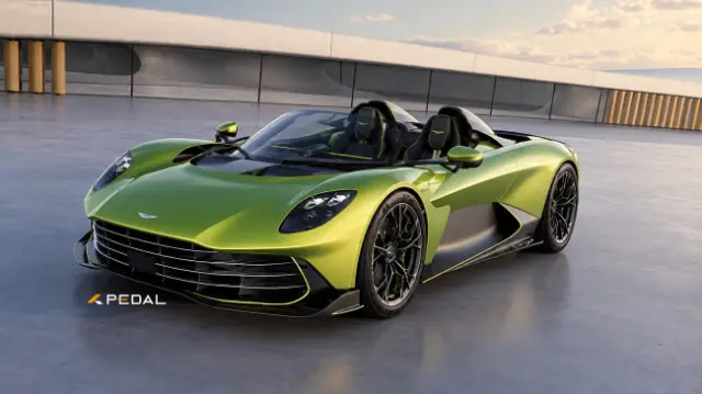 خودرو استون مارتین والهالا اسپایدر (Aston Martin Valhalla Spyder) با رنگ سبز متالیک در فضای باز