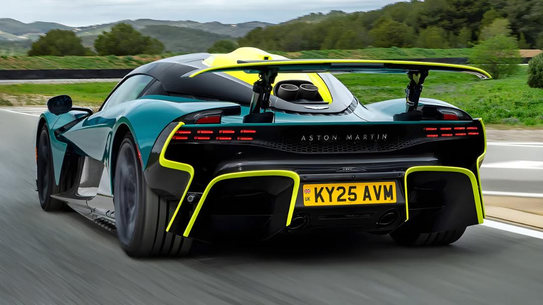 استون مارتین والهالا اسپایدر (Aston Martin Valhalla Spyder) در حال حرکت در پیست