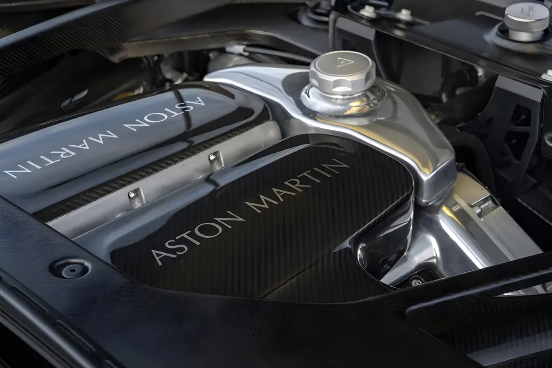 موتور V12 با پوشش فیبر کربن در خودروی استون مارتین (Aston Martin) ویکتور