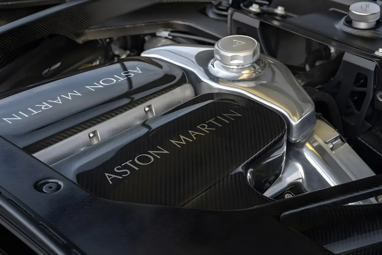 موتور V12 با پوشش فیبر کربن در خودروی استون مارتین (Aston Martin) ویکتور