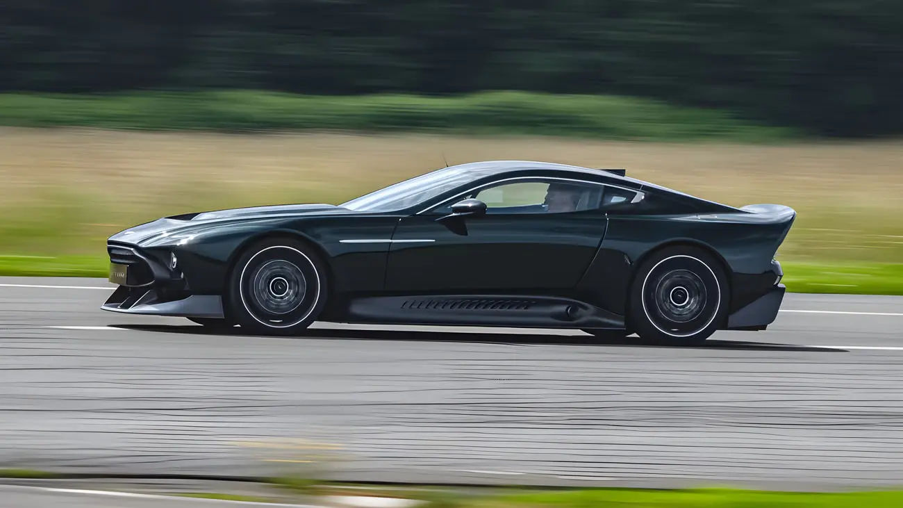 خودرو استون مارتین ویکتور (Aston Martin Valour) در حال حرکت روی پیست