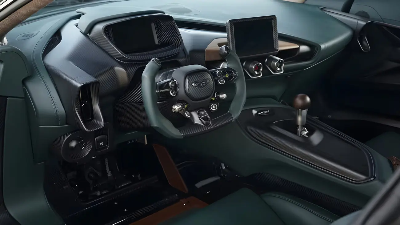 کابین خودروی استون مارتین ویکتور (Aston Martin Valour) با فرمان و داشبورد فیبر کربن