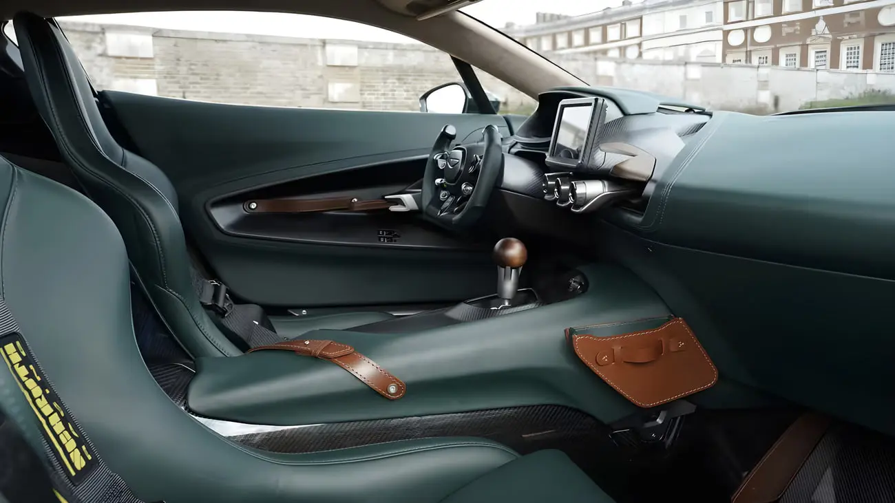 کابین خودروی استون مارتین ویکتور (Aston Martin Valour) با طراحی کلاسیک و مدرن