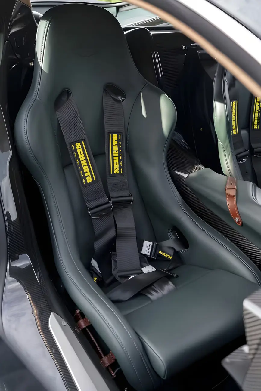 صندلی مسابقه‌ای (Racing Seat) با کمربند ایمنی چهارنخی برند SCHROTH در خودروی استون مارتین ویکتور