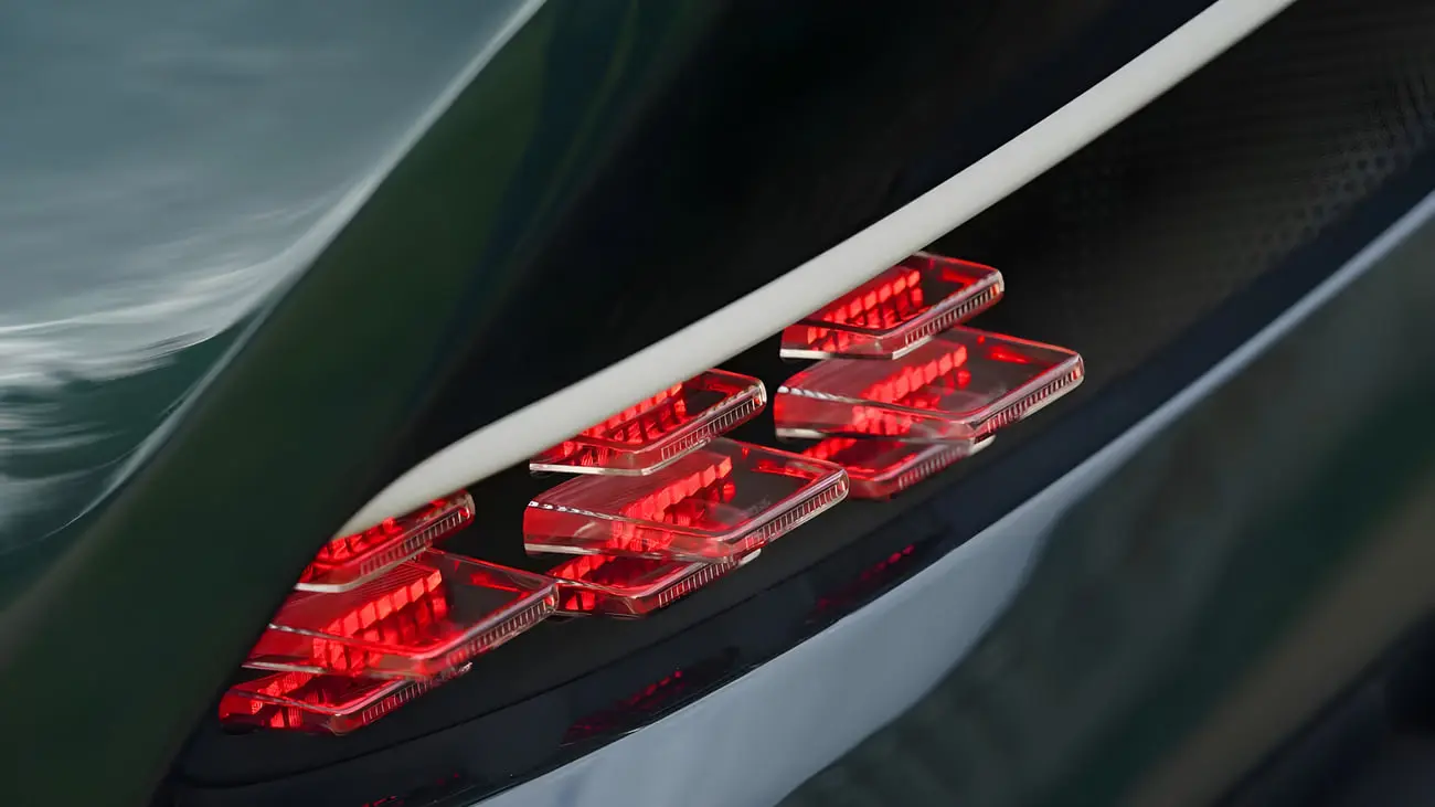 چراغ‌های قرمز و چهارگانه بخش عقب خودروی استون مارتین ویکتور (Aston Martin Valour)