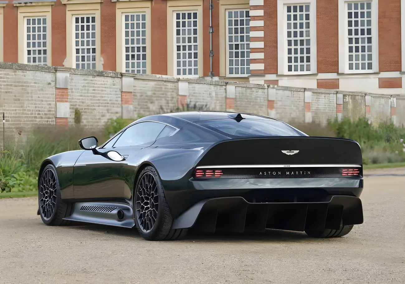 نمای عقب خودروی استون مارتین ویکتور (Aston Martin Valour) با طراحی اسپرت