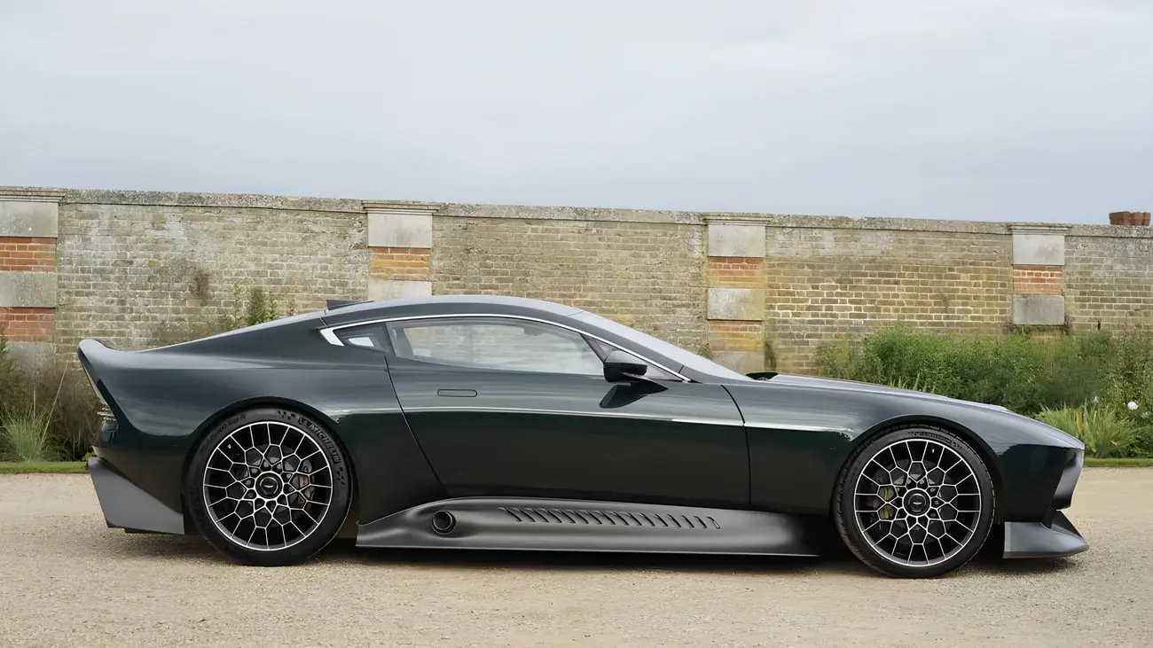 خودرو استون مارتین ویکتور (Aston Martin Valour) با رنگ سبز تیره در نمای جانبی