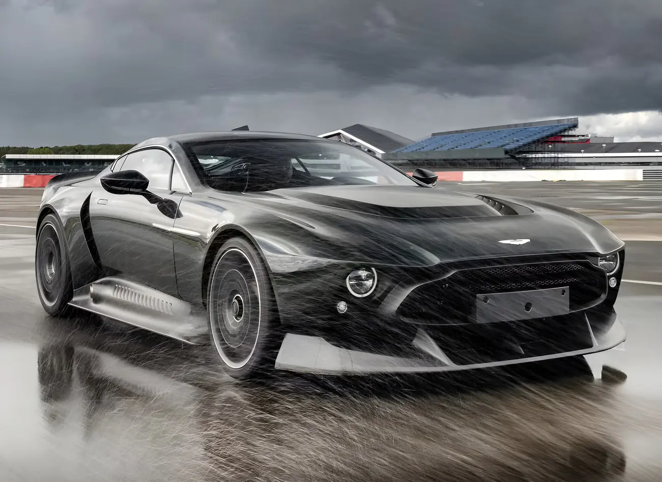 خودرو استون مارتین ویکتور (Aston Martin Valour) در حال حرکت روی پیست بارانی