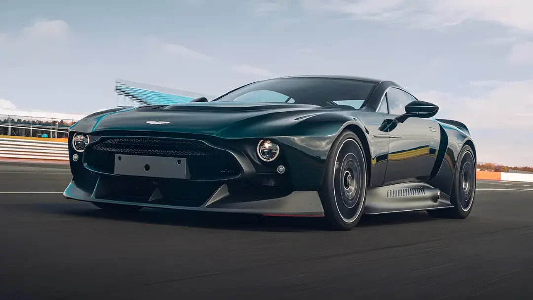 خودرو استون مارتین ویکتور (Aston Martin Valour) در حال حرکت در پیست مسابقه