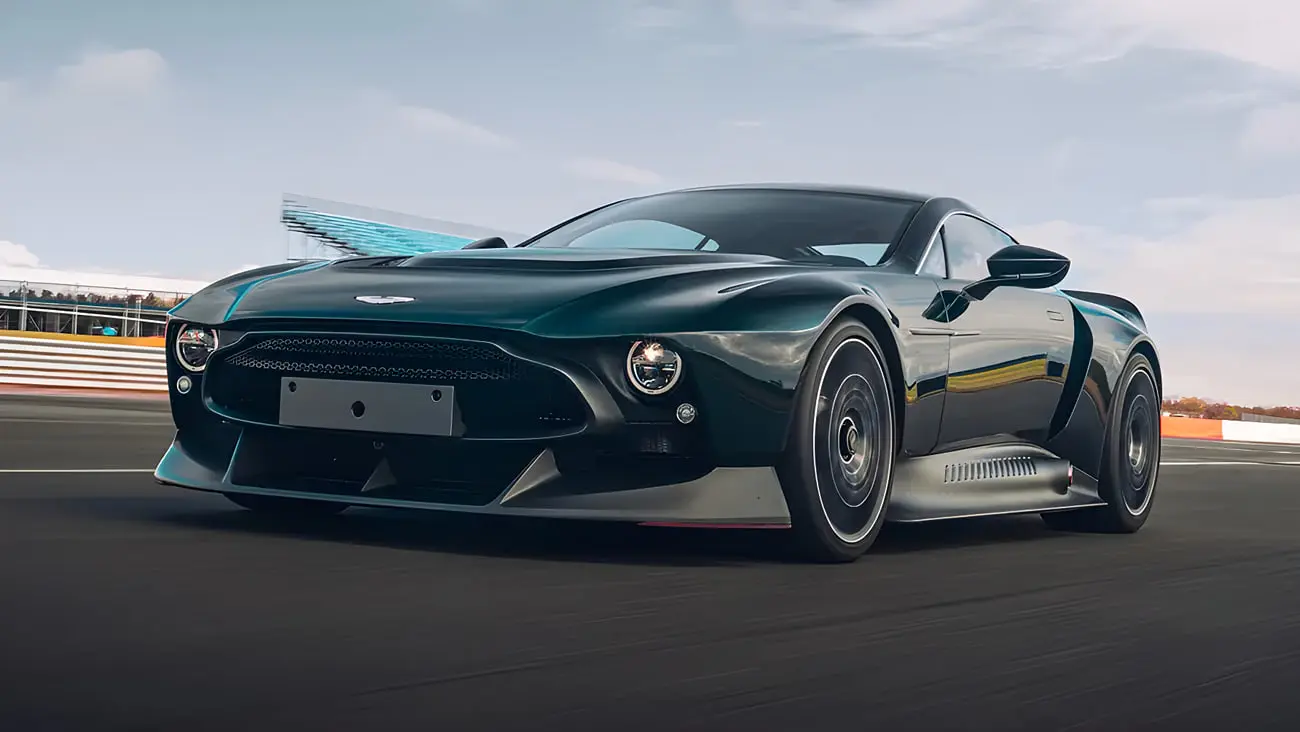 خودرو استون مارتین ویکتور (Aston Martin Valour) در حال حرکت در پیست مسابقه