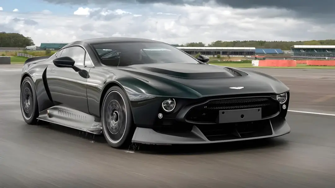 خودروی استون مارتین ویکتور (Aston Martin Victor) در حال حرکت در پیست مسابقه