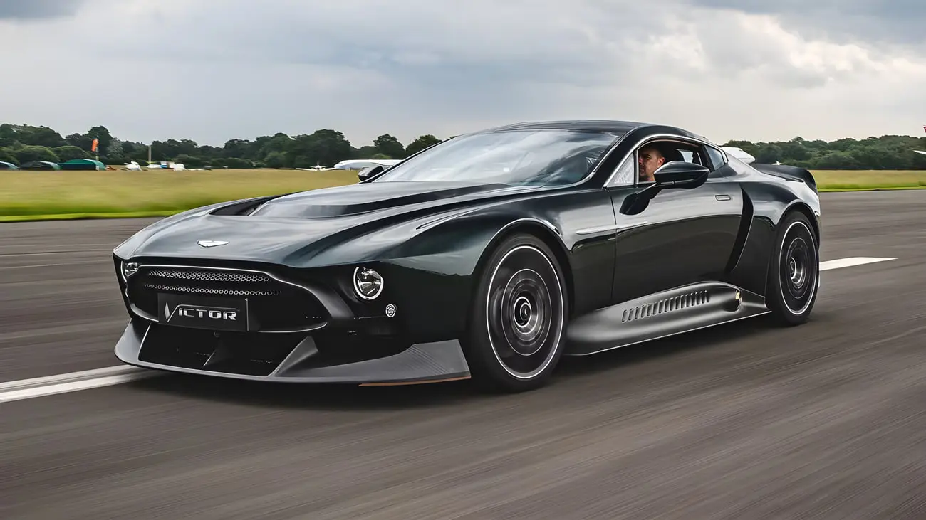 خودرو استون مارتین ویکتور (Aston Martin Victor) در حال حرکت در پیست