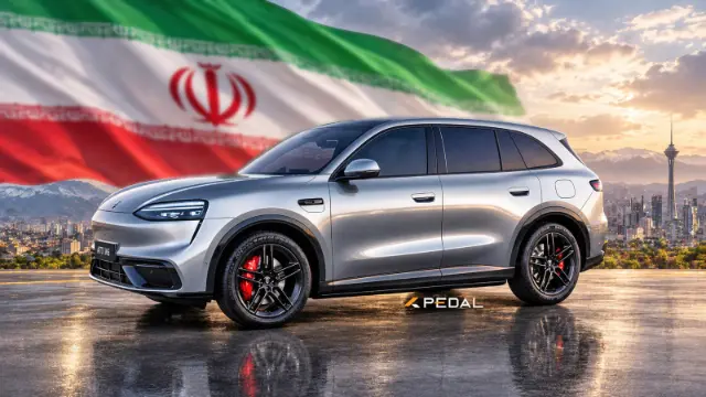 خودرو برقی آتو ام ۶ (ATO M6) در مقابل پرچم ایران و خط افق تهران