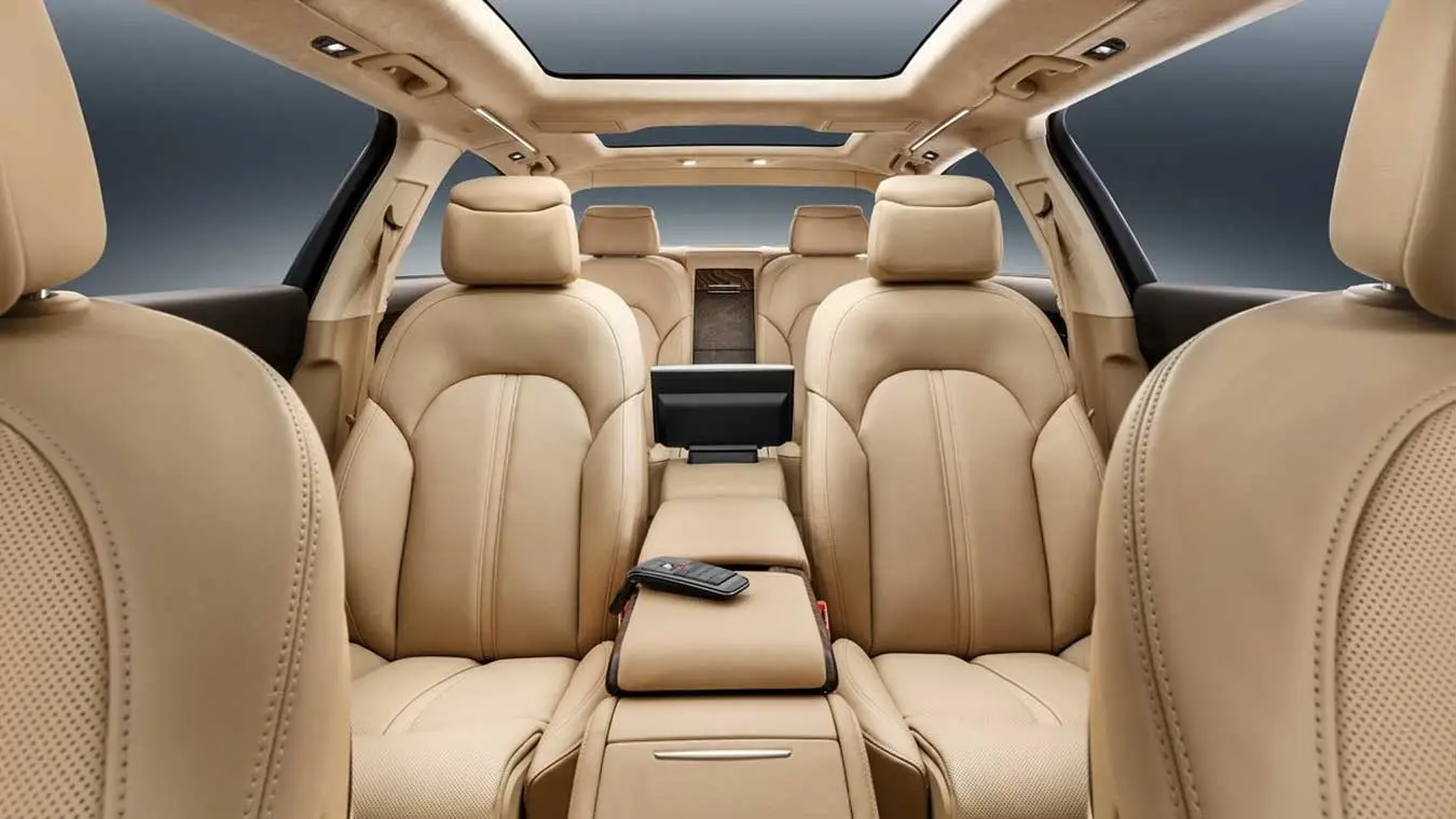 کابین لوکس لیموزین آئودی (Audi) با صندلی‌های چرمی کرم‌رنگ و سقف پانوراما