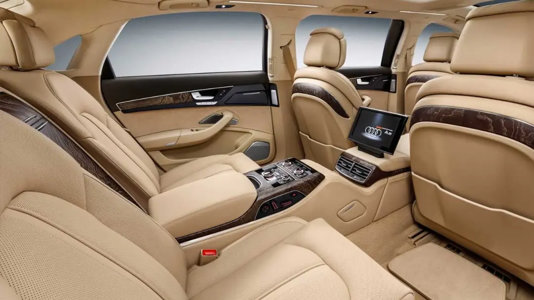 کابین لوکس و چرمی لیموزین شش‌در آئودی (Audi A8) با طراحی مدرن