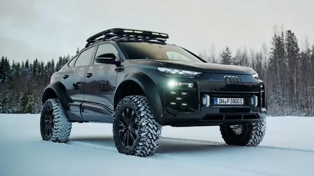 خودرو شاسی‌بلند مفهومی آئودی (Audi) با لاستیک‌های بزرگ در محیط برفی