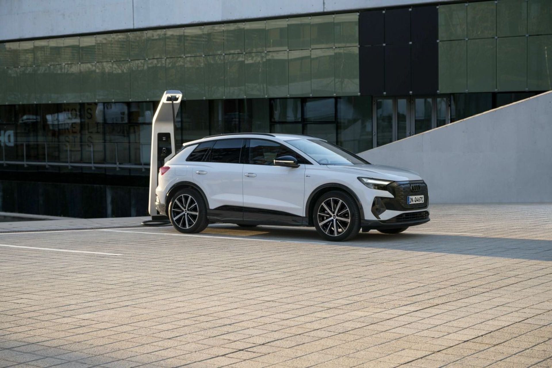 شارژ آئودی Q4 e-tron مدل ۲۰۲۵