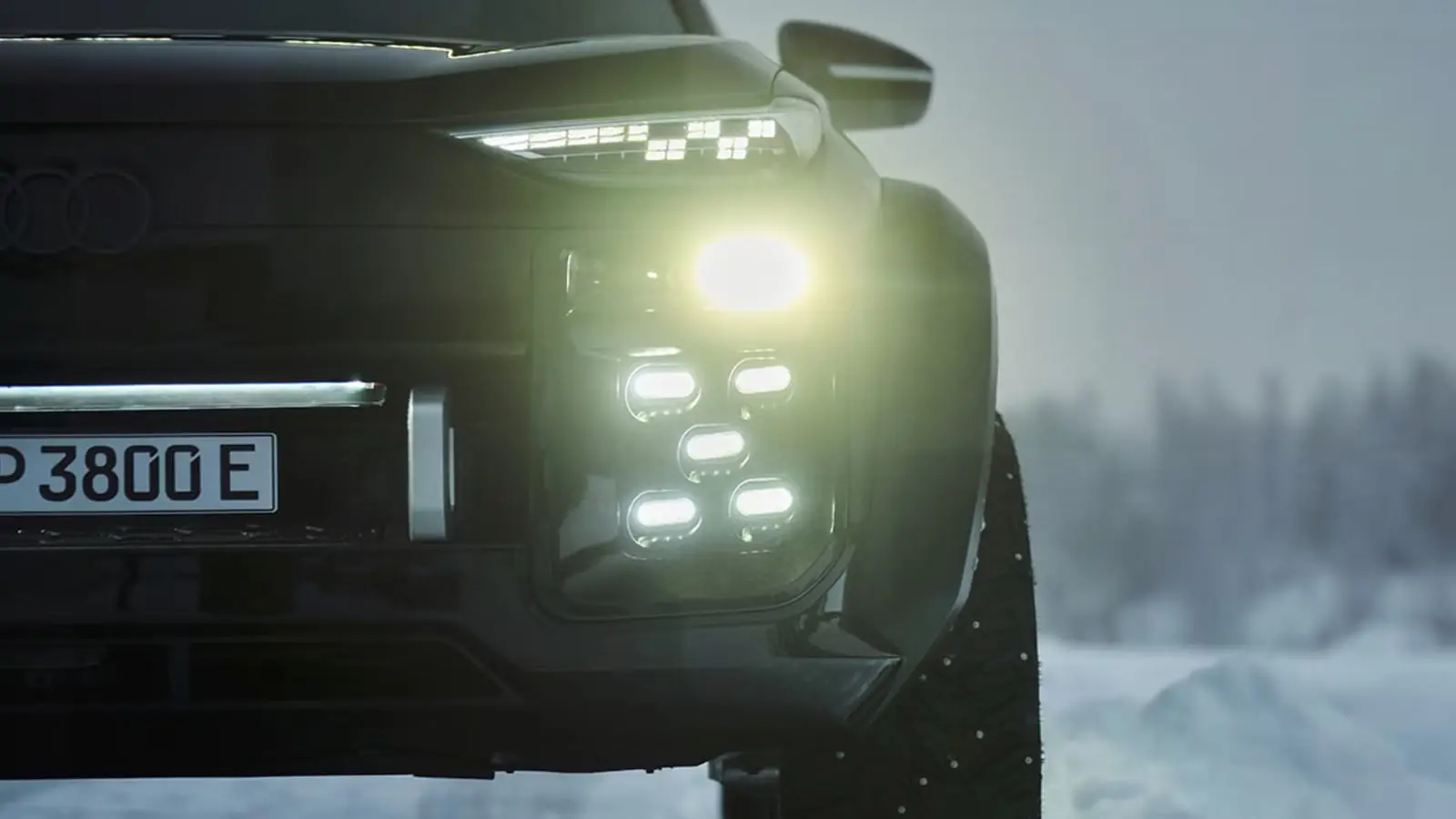 چراغ‌های جلوی شاسی‌بلند آئودی (Audi) Q6 Sportback e-tron در محیط برفی