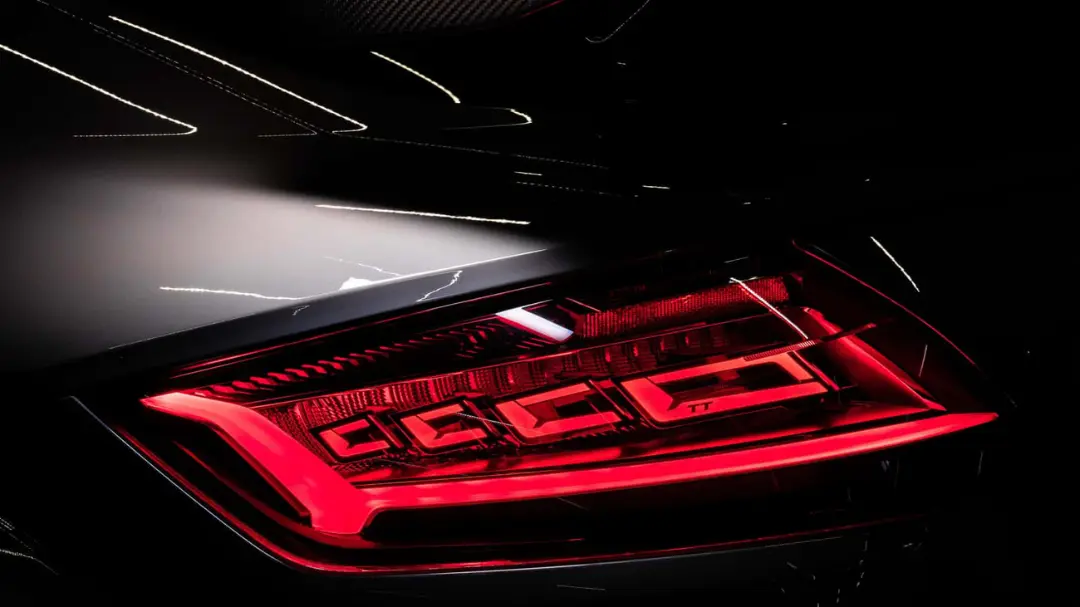 چراغ عقب خودروی آئودی (Audi) با فناوری اولد (OLED) خمیده و نازک