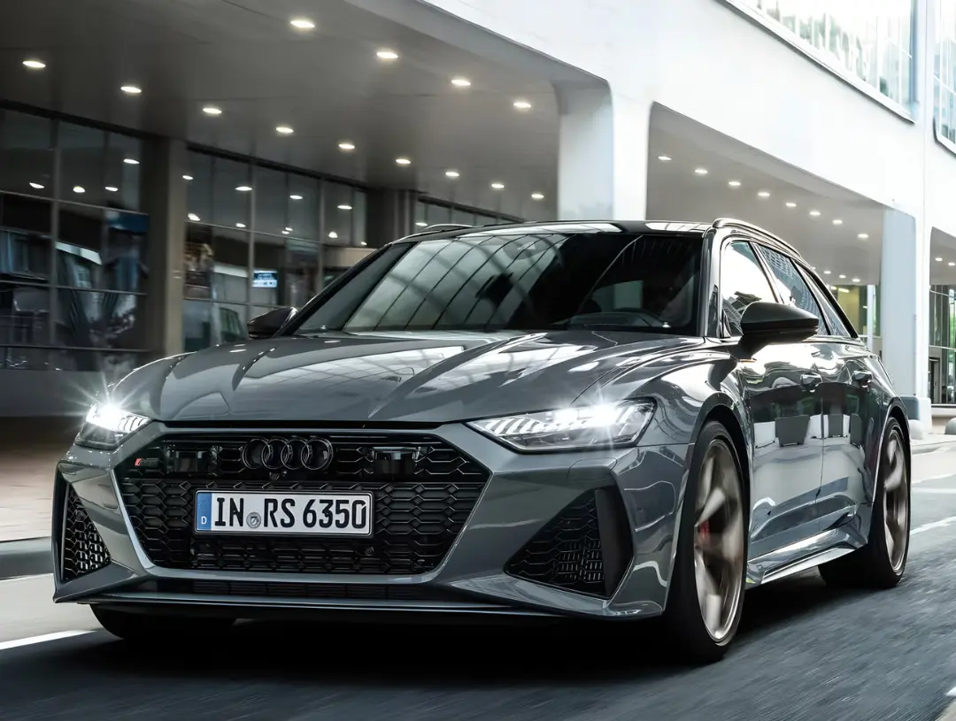خودرو آئودی RS 6 آوانت (Audi RS 6 Avant) خاکستری در حال حرکت