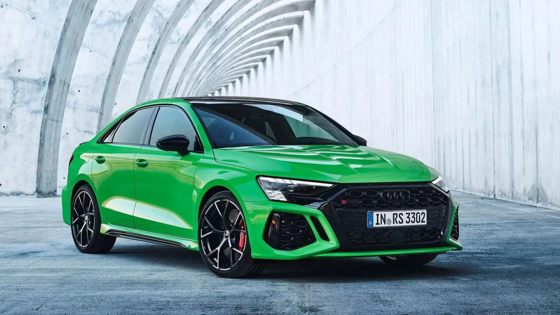 خودرو اسپرت آئودی RS3 (Audi RS3) سبز رنگ در فضای مدرن