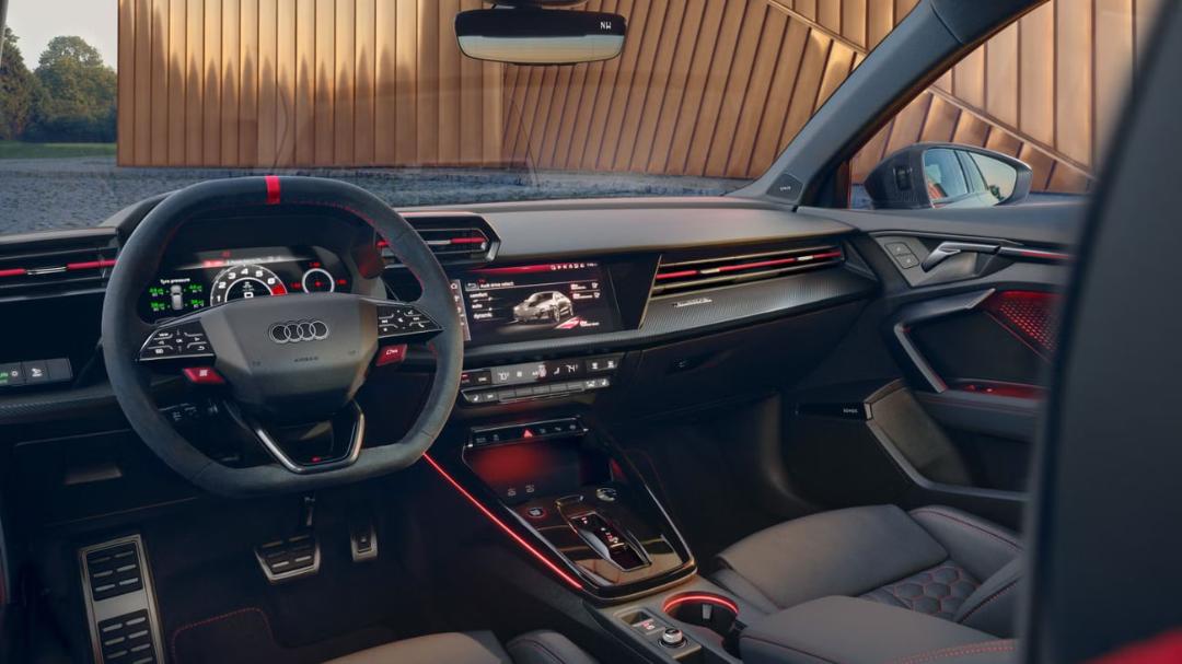کابین و داشبورد خودروی آئودی (Audi) RS3 با فرمان اسپرت و نمایشگر دیجیتال