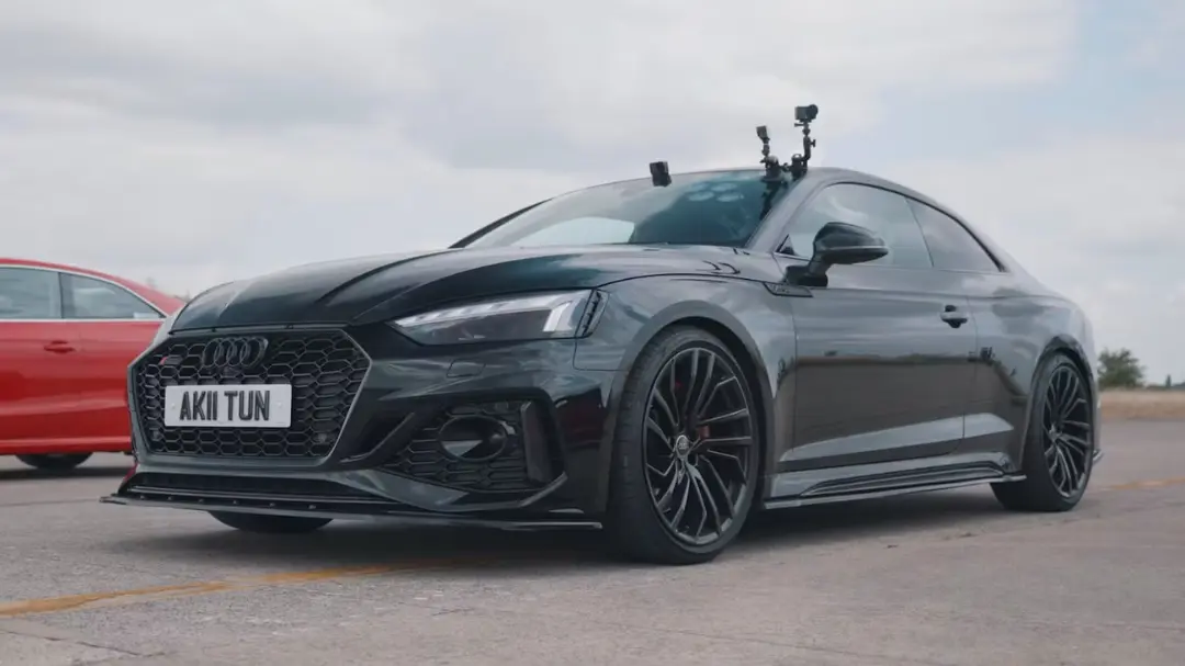 خودرو آئودی RS5 (Audi RS5) مشکی با دوربین‌های نصب شده روی سقف